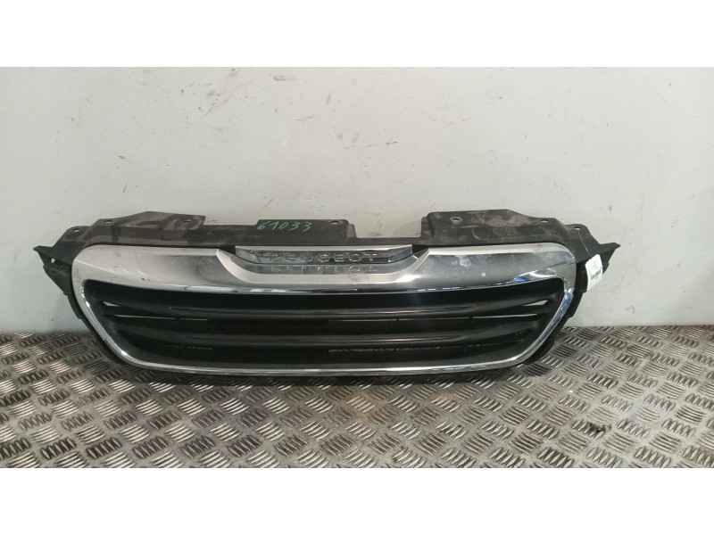 Recambio de rejilla delantera para peugeot 108 1.2 referencia OEM IAM 531140H020  