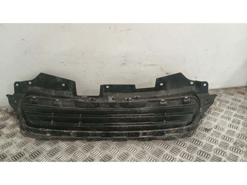 Recambio de rejilla delantera para peugeot 108 1.2 referencia OEM IAM 531140H020  