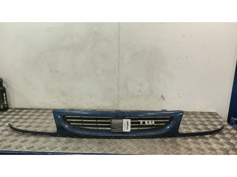 Recambio de rejilla delantera para seat ibiza (6k) 1.4 referencia OEM IAM 6K0854643  