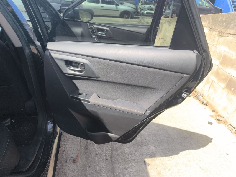 Recambio de guarnecido puerta trasera derecha para toyota auris (_e18_) 1.6 (zre181_, zre185_) referencia OEM IAM 6777502380  