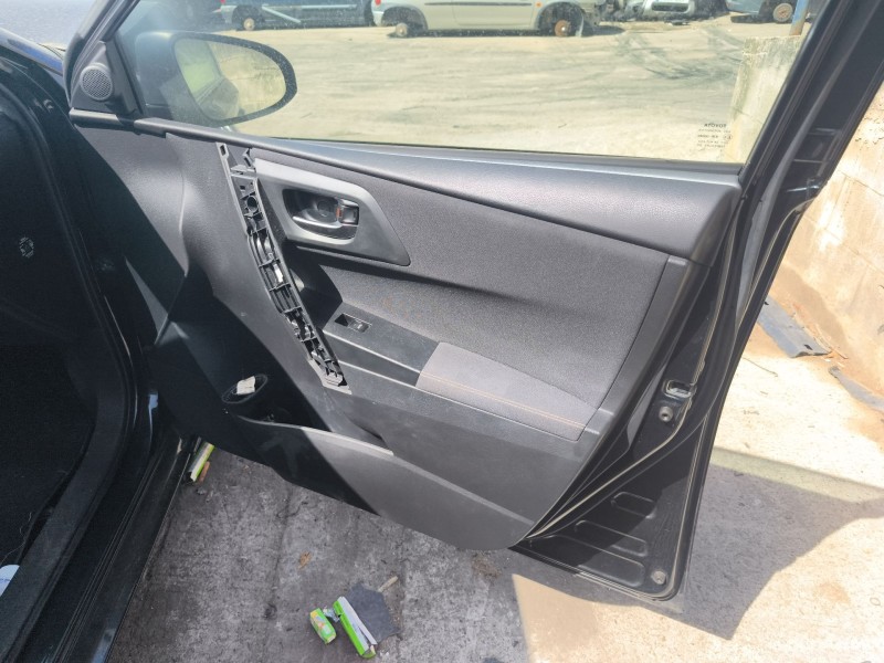 Recambio de guarnecido puerta delantera derecha para toyota auris (_e18_) 1.6 (zre181_, zre185_) referencia OEM IAM 6777702300  