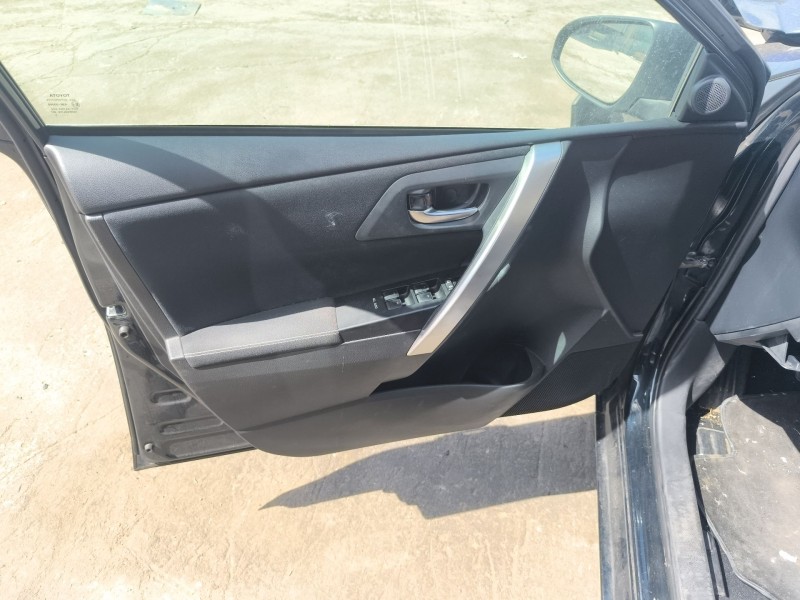 Recambio de guarnecido puerta delantera izquierda para toyota auris (_e18_) 1.6 (zre181_, zre185_) referencia OEM IAM 6777802280