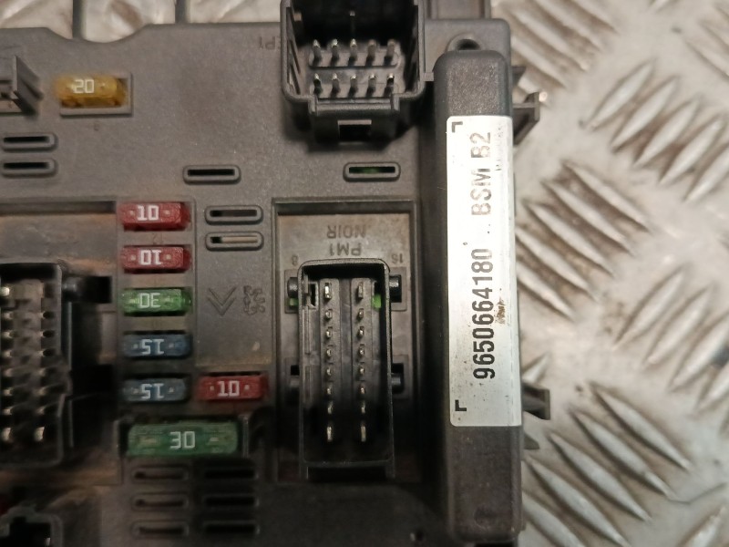 Recambio de caja fusibles para peugeot 307 break (3e) 2.0 hdi 90 referencia OEM IAM 9650664180  