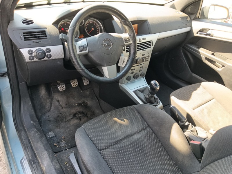 opel astra h gtc (a04) del año 2009
