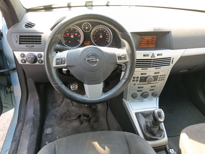 opel astra h gtc (a04) del año 2009