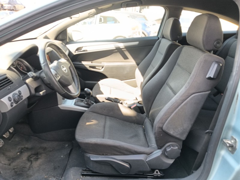 opel astra h gtc (a04) del año 2009