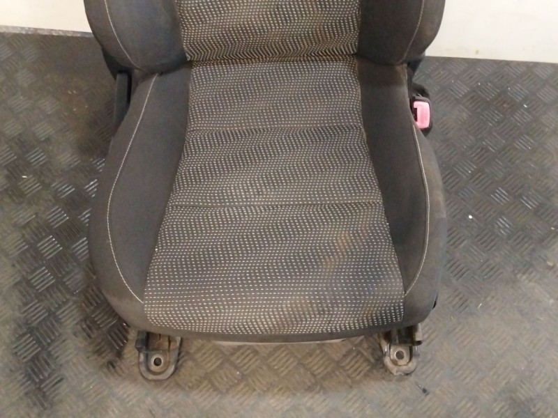 Recambio de asiento delantero derecho para toyota auris (_e18_) 1.4 d-4d (nde180_) referencia OEM IAM 7201002470  