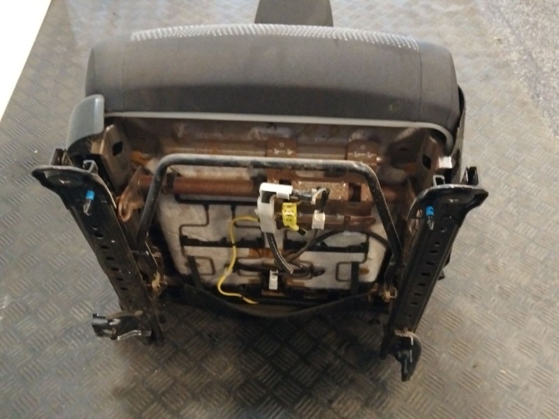 Recambio de asiento delantero derecho para toyota auris (_e18_) 1.4 d-4d (nde180_) referencia OEM IAM 7201002470  