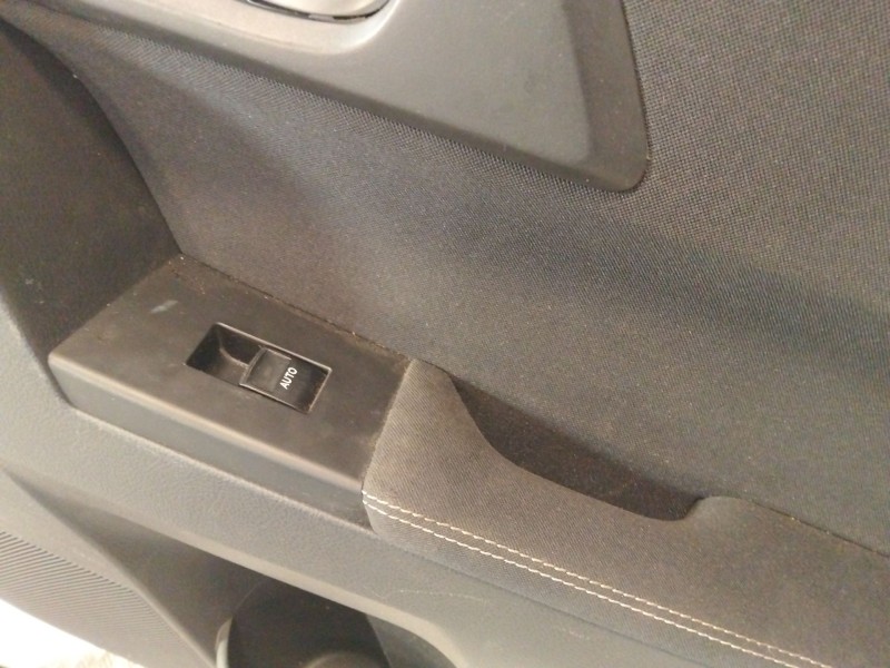 Recambio de guarnecido puerta trasera derecha para toyota auris (_e18_) 1.6 (zre181_, zre185_) referencia OEM IAM 6777502380  