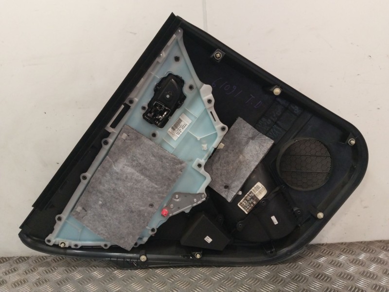 Recambio de guarnecido puerta trasera derecha para toyota auris (_e18_) 1.6 (zre181_, zre185_) referencia OEM IAM 6777502380  