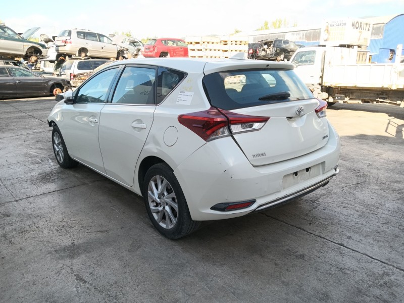 toyota auris (_e18_) del año 2016
