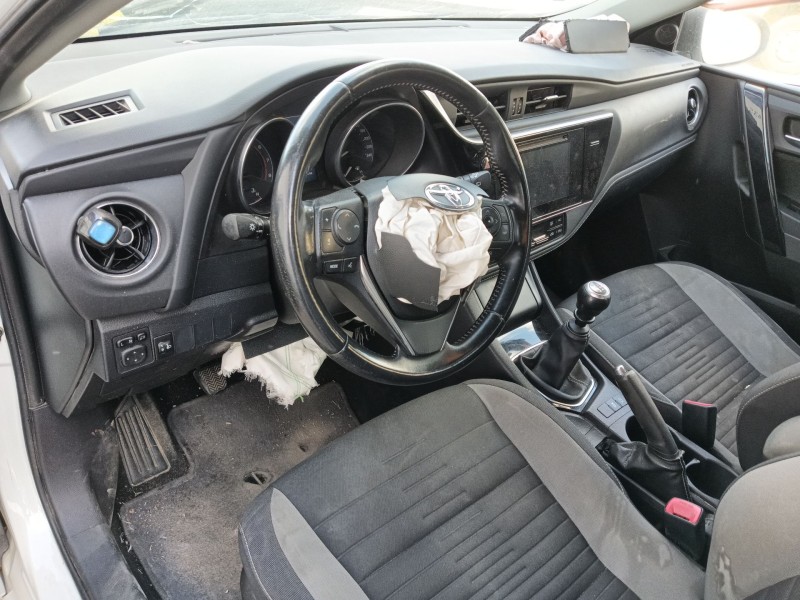 toyota auris (_e18_) del año 2016
