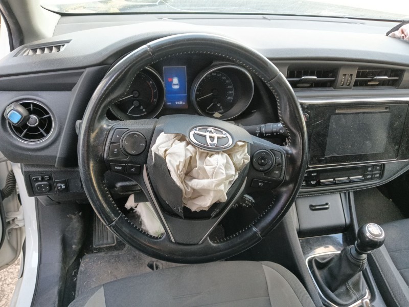 toyota auris (_e18_) del año 2016