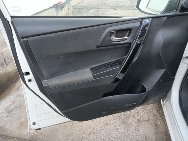 toyota auris (_e18_) del año 2016