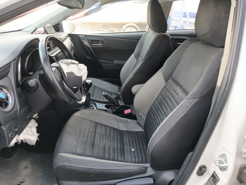 toyota auris (_e18_) del año 2016