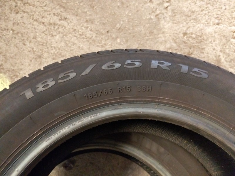 Recambio de neumatico pareja para neumatico neumatico ocasion referencia OEM IAM 185/65/R15 PIRELLI 