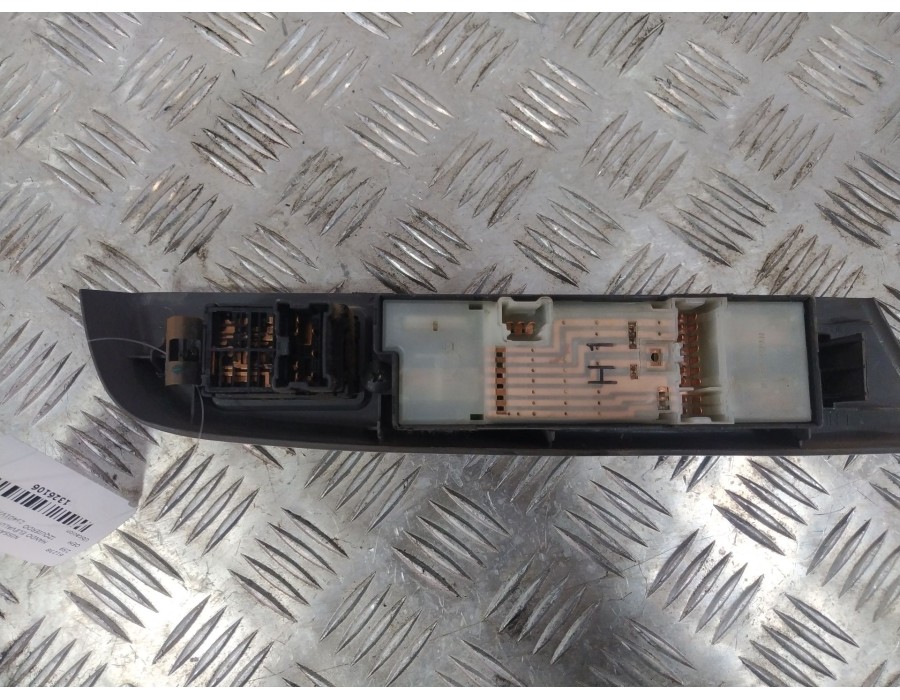 Recambio de mando elevalunas delantero izquierdo para nissan pick up (d22) 2.5 dci 4wd referencia OEM IAM 25401VJ560  