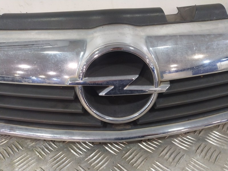 Recambio de rejilla delantera para opel zafira / zafira family b (a05) 1.9 cdti (m75) referencia OEM IAM 13136136  