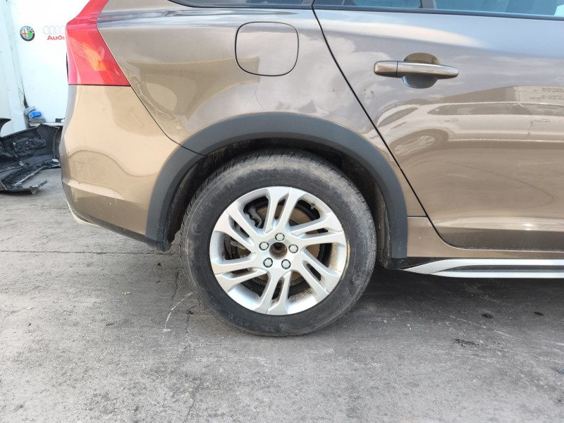 Recambio de paso de rueda trasero derecho para volvo v60 i cross country (157) d4 referencia OEM IAM 31425491  