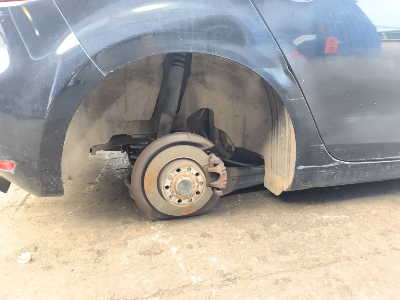 Recambio de paso de rueda trasero derecho para volkswagen golf vi (5k1) 1.6 tdi referencia OEM IAM 5K0810972D  