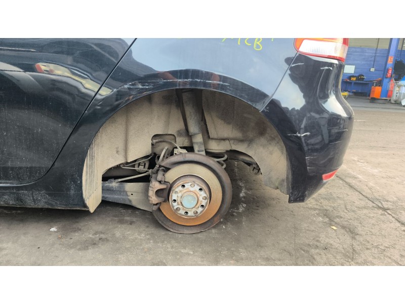 Recambio de paso de rueda trasero izquierdo para volkswagen golf vi (5k1) 1.6 tdi referencia OEM IAM 5K0810971C  