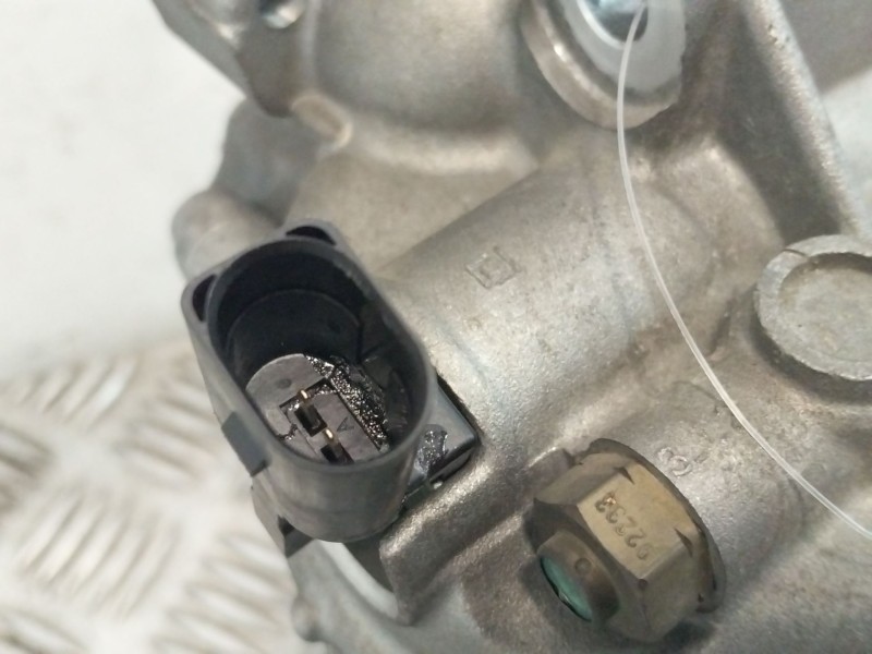 Recambio de compresor aire acondicionado para volkswagen golf vi (5k1) 1.6 tdi referencia OEM IAM 5N0820803A  