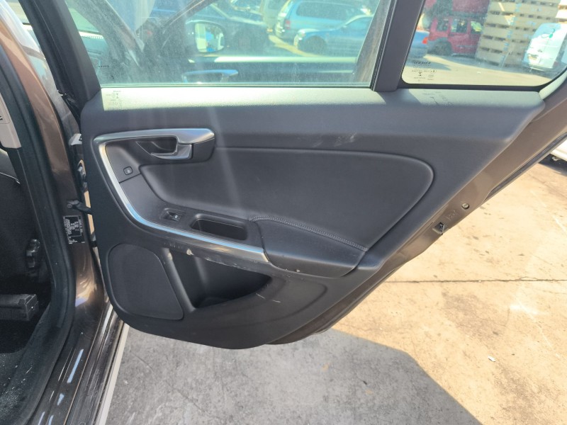 Recambio de guarnecido puerta trasera derecha para volvo v60 i cross country (157) d4 referencia OEM IAM 8686855  