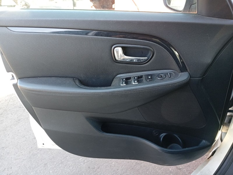 Recambio de guarnecido puerta delantera izquierda para kia carens iv 1.7 crdi referencia OEM IAM 82315A4000  