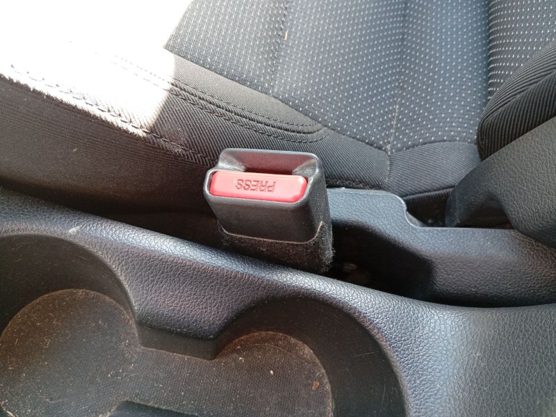 Recambio de enganche cinturon delantero derecho para kia carens iv 1.7 crdi referencia OEM IAM 88840A4000  