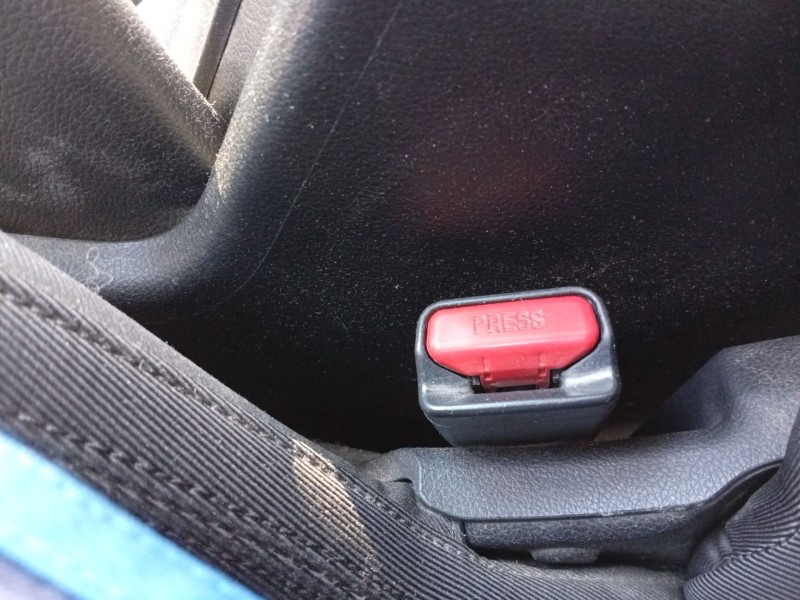 Recambio de enganche cinturon delantero izquierdo para kia carens iv 1.7 crdi referencia OEM IAM 88830A4000WK  