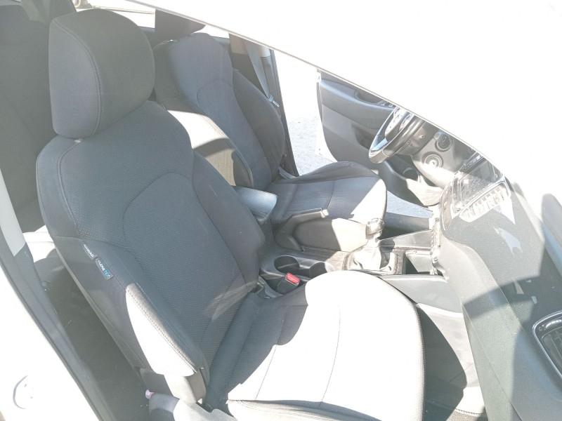 Recambio de asiento delantero derecho para kia carens iv 1.7 crdi referencia OEM IAM 88200A4JB0J5C  