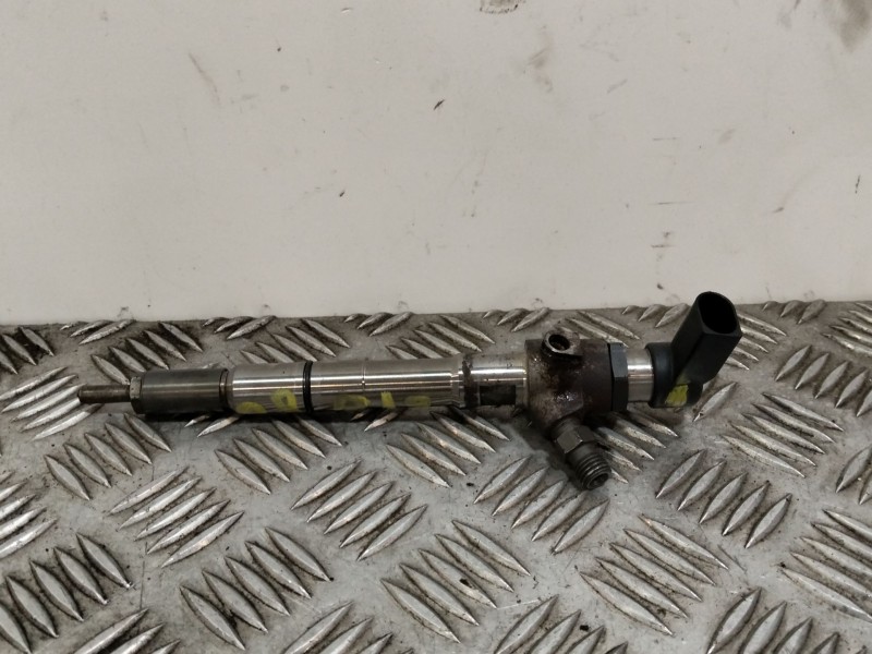 Recambio de inyector para volkswagen golf vi (5k1) 1.6 tdi referencia OEM IAM 03L130277S  