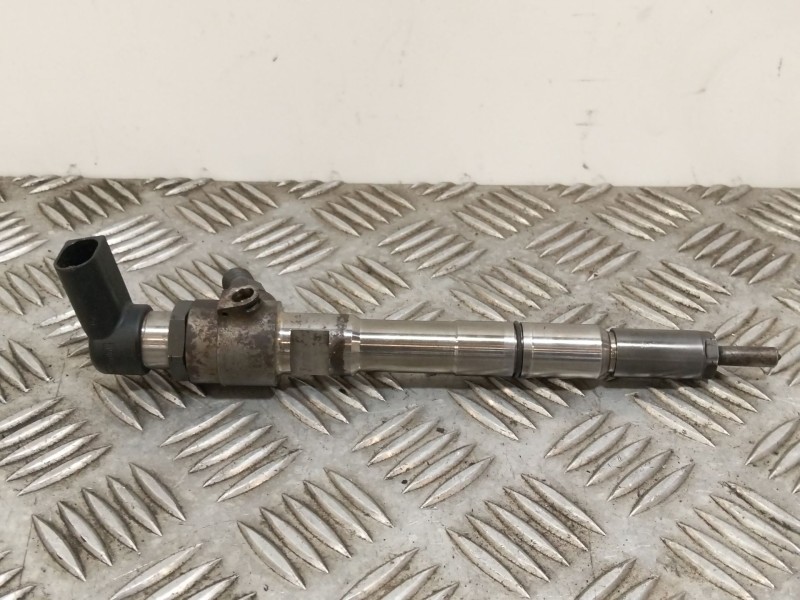 Recambio de inyector para volkswagen golf vi (5k1) 1.6 tdi referencia OEM IAM 03L130277S  