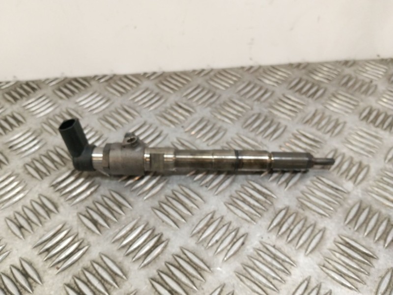 Recambio de inyector para volkswagen golf vi (5k1) 1.6 tdi referencia OEM IAM 03L130277S  
