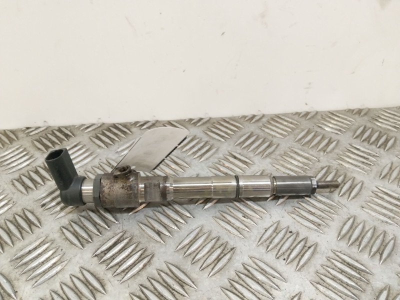 Recambio de inyector para volkswagen golf vi (5k1) 1.6 tdi referencia OEM IAM 03L130277S  