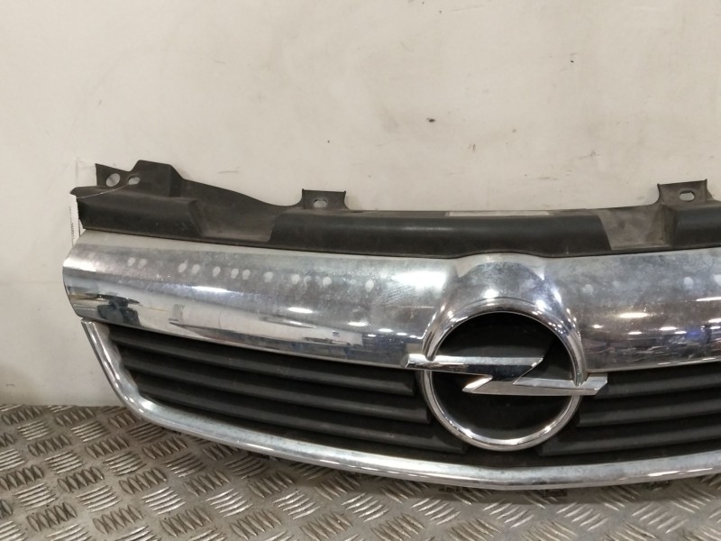 Recambio de rejilla delantera para opel zafira / zafira family b (a05) 1.9 cdti (m75) referencia OEM IAM 13136136  