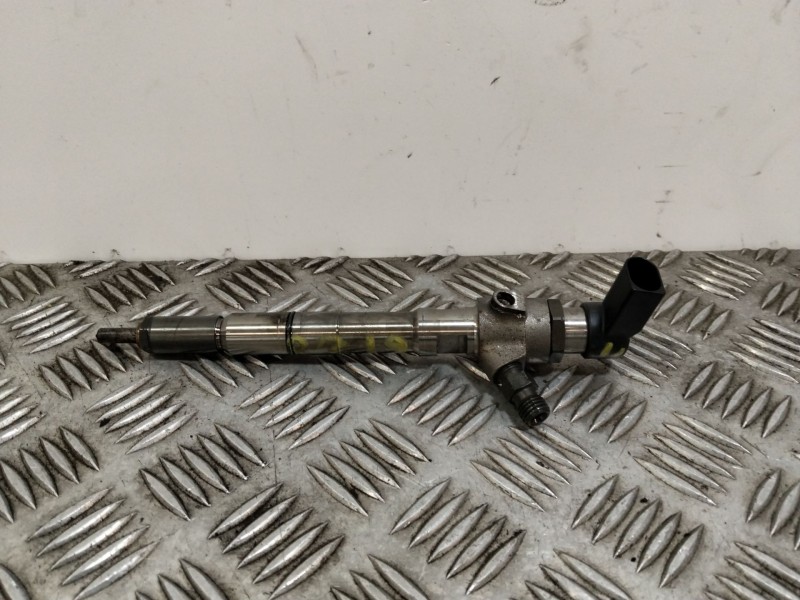 Recambio de inyector para volkswagen golf vi (5k1) 1.6 tdi referencia OEM IAM 03L130277S  