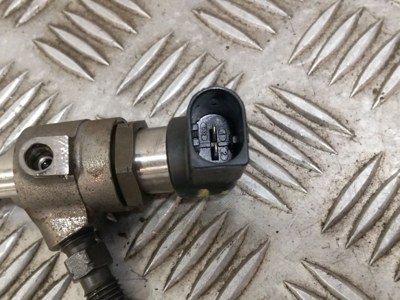 Recambio de inyector para volkswagen golf vi (5k1) 1.6 tdi referencia OEM IAM 03L130277S  