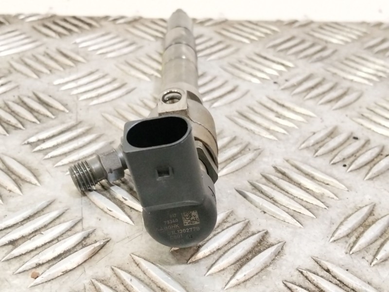 Recambio de inyector para volkswagen golf vi (5k1) 1.6 tdi referencia OEM IAM 03L130277S  