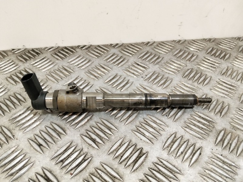 Recambio de inyector para volkswagen golf vi (5k1) 1.6 tdi referencia OEM IAM 03L130277S  