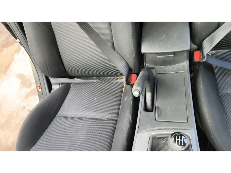 Recambio de enganche cinturon delantero derecho para mazda 3 (bl) 1.6 mz-cd (bl14) referencia OEM IAM KD4557620B  