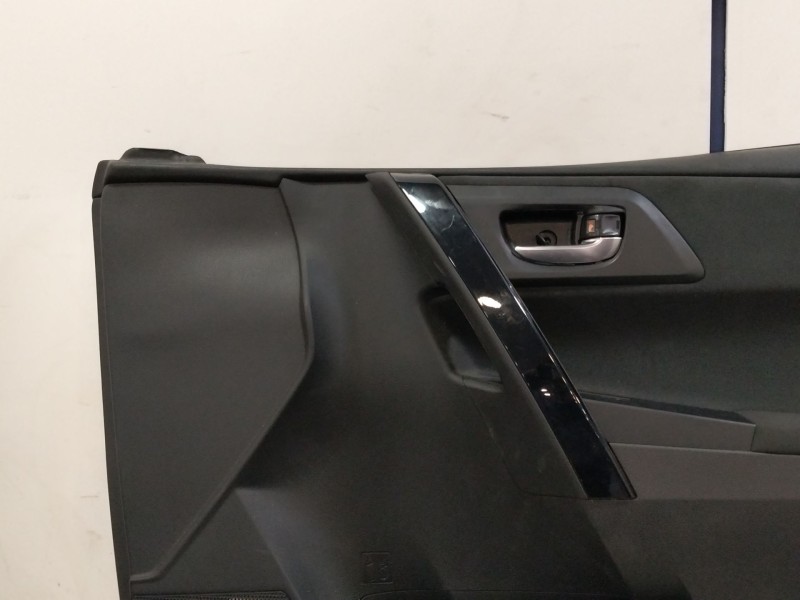 Recambio de guarnecido puerta delantera derecha para toyota auris (_e18_) 1.2 (nre185_) referencia OEM IAM 6777702300  