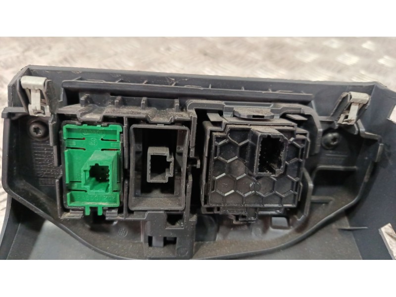 Recambio de moldura puerta delantera derecha para renault clio iv (bh_) 0.9 tce 90 referencia OEM IAM 689214069R  