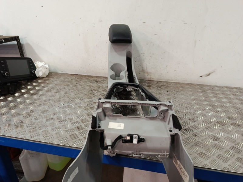 Recambio de consola central para hyundai i20 iii (bc3, bi3) 1.0 t-gdi referencia OEM IAM 84611Q0100NNB  