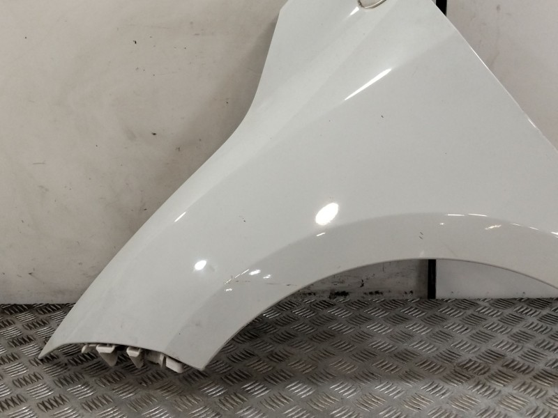 Recambio de aleta delantera izquierda para renault megane iii berlina 5 p referencia OEM IAM 631011470R  