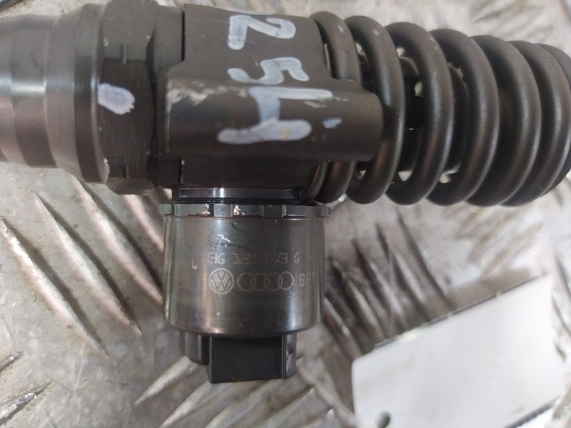 Recambio de inyector para volkswagen golf v (1k1) 2.0 tdi referencia OEM IAM 03G130073BX  
