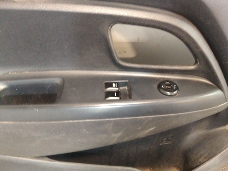 Recambio de guarnecido puerta delantera izquierda para kia rio iii (ub) 1.25 cvvt referencia OEM IAM 823301W010  