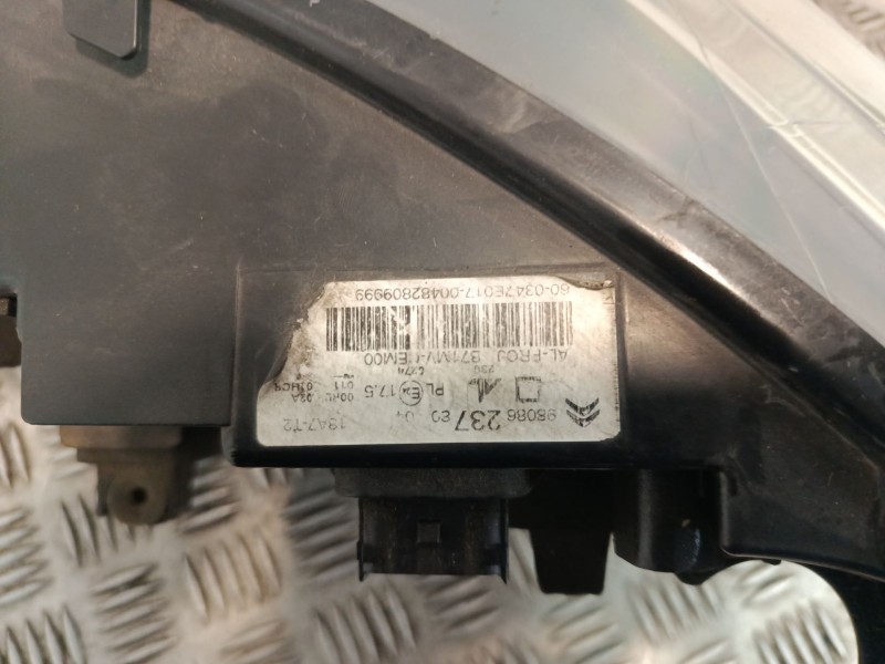 Recambio de faro derecho para citroën c4 ii (nc_) 1.2 thp 110 referencia OEM IAM 98086237  