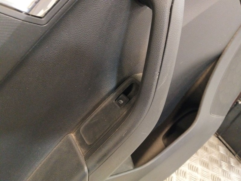 Recambio de guarnecido puerta trasera izquierda para skoda fabia iii (nj3) 1.0 referencia OEM IAM 6V6867023F  