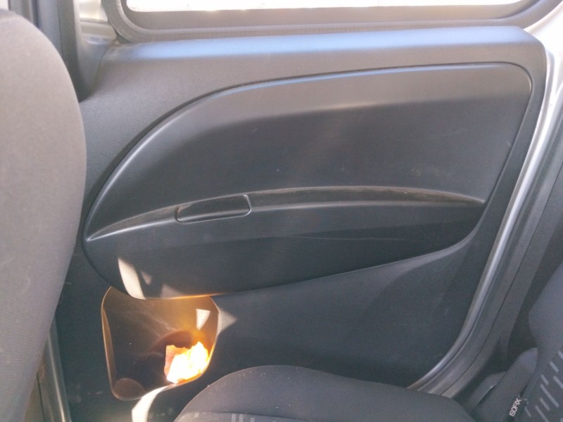 Recambio de guarnecido puerta trasera derecha para opel combo furgón/monospace (x12) 1.3 cdti (b05) referencia OEM IAM   